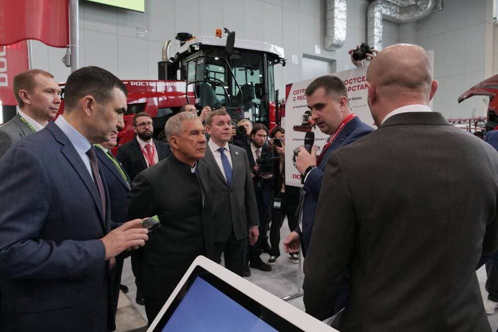 Компания Ростсельмаш представила первый комбайн F 2750 на выставке 1