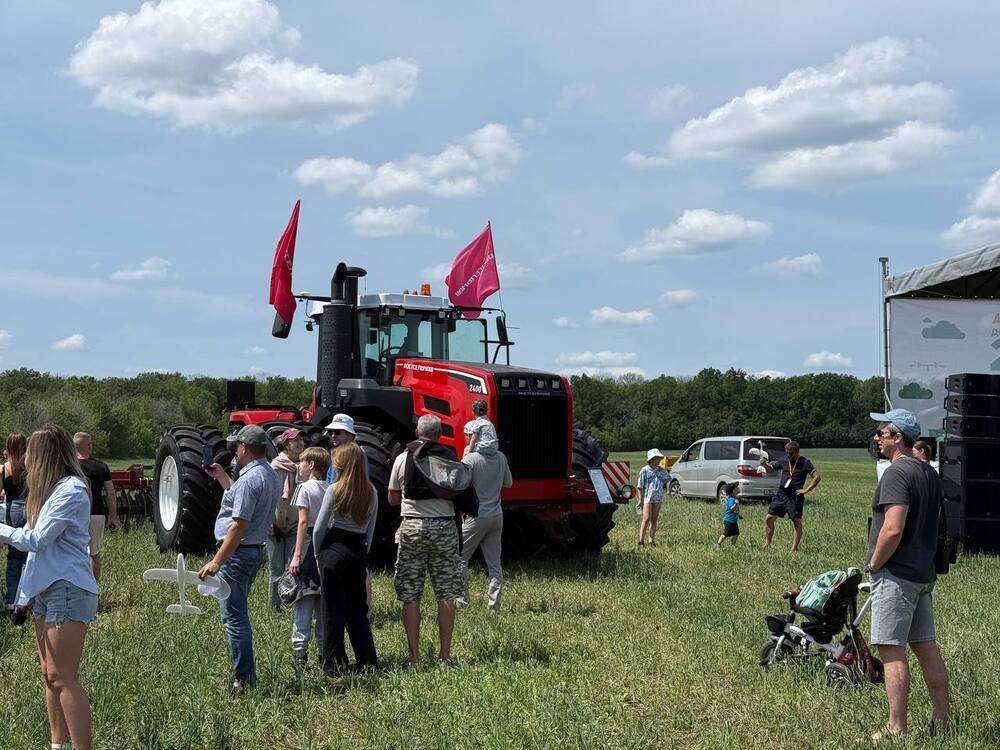 День поля будущего: трактор Ростсельмаш 2400 День поля будущего: трактор Ростсельмаш 2400